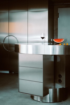 Edelstahl-Kücheninsel, gestaltet von Sam Chermayeff Office und produziert von ErtlundZull. Fotografiert von Oliver ErtlundZull