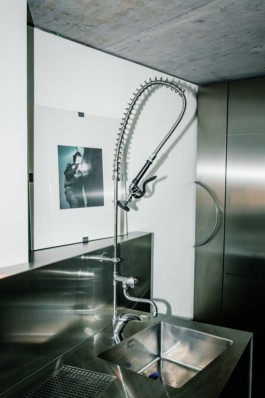 Edelstahl-Küche, gestaltet von Sam Chermayeff Office und produziert von ErtlundZull. Fotografiert von Oliver ErtlundZull