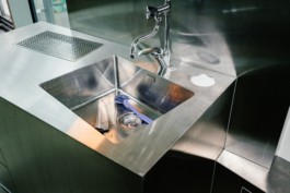 Edelstahl-Spülbecken, gestaltet von Sam Chermayeff Office und produziert von ErtlundZull. Fotografiert von Oliver ErtlundZull