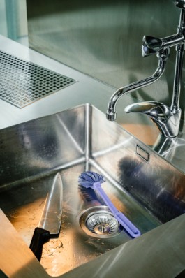 Edelstahl-Spülbecken, gestaltet von Sam Chermayeff Office und produziert von ErtlundZull. Fotografiert von Oliver ErtlundZull