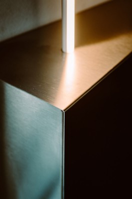 Detail der Edelstahl-Küche, gestaltet von Sam Chermayeff Office und produziert von ErtlundZull. Fotografiert von Oliver ErtlundZull