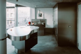 Edelstahl-Küche, gestaltet von Sam Chermayeff Office und produziert von ErtlundZull. Fotografiert von Oliver ErtlundZull