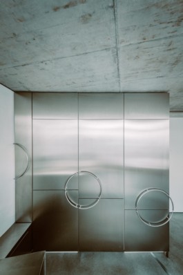 Edelstahl-Küchenschrank, gestaltet von Sam Chermayeff Office und produziert von ErtlundZull. Fotografiert von Oliver ErtlundZull