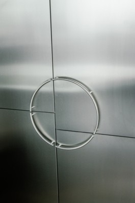 Edelstahl-Küchenschrank gestaltet von Sam Chermayeff Office und produziert von ErtlundZull. Fotografiert von Oliver ErtlundZull