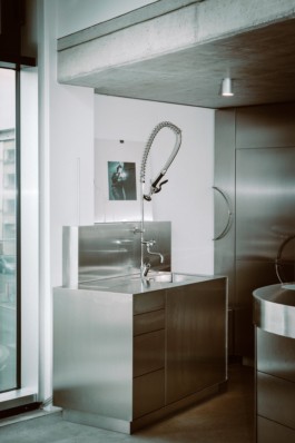 Edelstahl-Küche, gestaltet von Sam Chermayeff Office und produziert von ErtlundZull. Fotografiert von Oliver ErtlundZull