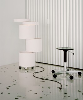 Furniture and interior design for the hair salon Organic Lifestyle in Berlin, 2021. Architecture and Design by Löser Lott Architekten. Planning and Product Development by ErtlundZull together with Löser Lott Architekten. Production and Installation by ErtlundZull. Woodwork by Bartmann Berlin. Photos by Simone Bossi. ErtlundZull