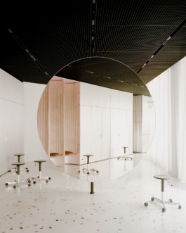 Furniture and interior design for the hair salon Organic Lifestyle in Berlin, 2021. Architecture and Design by Löser Lott Architekten. Planning and Product Development by ErtlundZull together with Löser Lott Architekten. Production and Installation by ErtlundZull. Woodwork by Bartmann Berlin. Photos by Simone Bossi. ErtlundZull