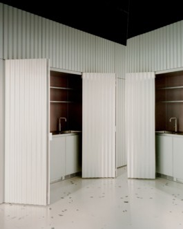 Furniture and interior design for the hair salon Organic Lifestyle in Berlin, 2021. Architecture and Design by Löser Lott Architekten. Planning and Product Development by ErtlundZull together with Löser Lott Architekten. Production and Installation by ErtlundZull. Woodwork by Bartmann Berlin. Photos by Simone Bossi. ErtlundZull