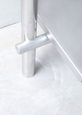 Furniture Design, Development, Production and Installation by ErtlundnZull for the hospitality Studio 1111 in Berlin, 2024. Spatial Concept and Architecture by Robertneun. Photos by Philipp Obkircher. ErtlundZull