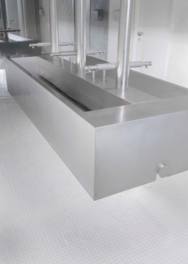 Furniture Design, Development, Production and Installation by ErtlundnZull for the hospitality Studio 1111 in Berlin, 2024. Spatial Concept and Architecture by Robertneun. Photos by Philipp Obkircher. ErtlundZull