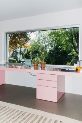 Office design, development and production by ErtlundZull, Bensheim 2022. Big steel desk with aluminium top, integrated drawers and hidden channel for cable management. Photos by Eike Walkenhorst. ErtlundZull