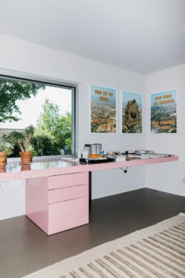 Office design, development and production by ErtlundZull, Bensheim 2022. Big steel desk with aluminium top, integrated drawers and hidden channel for cable management. Photos by Eike Walkenhorst. ErtlundZull