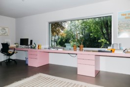 Office design, development and production by ErtlundZull, Bensheim 2022. Big steel desk with aluminium top, integrated drawers and hidden channel for cable management. Photos by Eike Walkenhorst. ErtlundZull