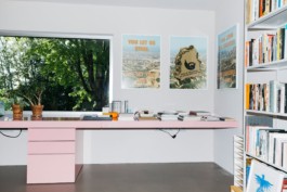 Office design, development and production by ErtlundZull, Bensheim 2022. Big steel desk with aluminium top, integrated drawers and hidden channel for cable management. Photos by Eike Walkenhorst. ErtlundZull