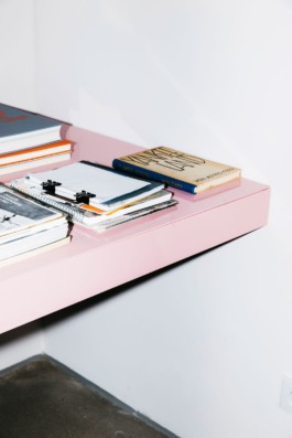 Office design, development and production by ErtlundZull, Bensheim 2022. Big steel desk with aluminium top, integrated drawers and hidden channel for cable management. Photos by Eike Walkenhorst. ErtlundZull