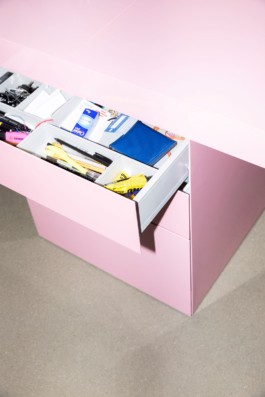 Office design, development and production by ErtlundZull, Bensheim 2022. Big steel desk with aluminium top, integrated drawers and hidden channel for cable management. Photos by Eike Walkenhorst. ErtlundZull