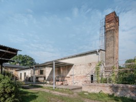 Development and production of three stainless steel tables with an integrated fireplace and rotatable arms with hooks to hang cheese over heat, a glass vitrine and small storage spaces by ErtlundZull. Development and production of three wall mounted stainless steel shelves and a four-legged roof by ErtlundZull, Gerswalde 2021. Concept by Argument GmbH. Photos by Studio Bowie. ErtlundZull