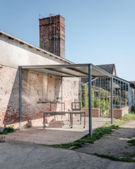 Development and production of three stainless steel tables with an integrated fireplace and rotatable arms with hooks to hang cheese over heat, a glass vitrine and small storage spaces by ErtlundZull. Development and production of three wall mounted stainless steel shelves and a four-legged roof by ErtlundZull, Gerswalde 2021. Concept by Argument GmbH. Photos by Studio Bowie. ErtlundZull