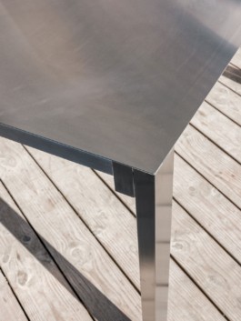 Development and production of three stainless steel tables with an integrated fireplace and rotatable arms with hooks to hang cheese over heat, a glass vitrine and small storage spaces by ErtlundZull. Development and production of three wall mounted stainless steel shelves and a four-legged roof by ErtlundZull, Gerswalde 2021. Concept by Argument GmbH. Photos by Studio Bowie. ErtlundZull