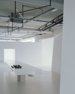 Flos Showroom Amsterdam, 2022. Retail Design made out of steel. Planning, Production and Installation of Steel Elements by ErtlundZull. Planning and Design by Sam Chermayeff Office and Arquitectura G. FLOS Team: Maikel Van Burik, Barbara Corti, Francesco Funari Structural Engineering: Bollinger+Grohmann. Photos by Maxime Delvaux ErtlundZull