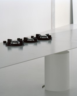 Flos Showroom Amsterdam, 2022. Retail Design made out of steel. Planning, Production and Installation of Steel Elements by ErtlundZull. Planning and Design by Sam Chermayeff Office and Arquitectura G. FLOS Team: Maikel Van Burik, Barbara Corti, Francesco Funari Structural Engineering: Bollinger+Grohmann. Photos by Maxime Delvaux ErtlundZull