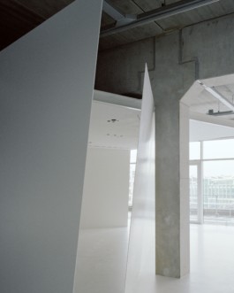 Flos Showroom Amsterdam, 2022. Retail Design made out of steel. Planning, Production and Installation of Steel Elements by ErtlundZull. Planning and Design by Sam Chermayeff Office and Arquitectura G. FLOS Team: Maikel Van Burik, Barbara Corti, Francesco Funari Structural Engineering: Bollinger+Grohmann. Photos by Maxime Delvaux ErtlundZull