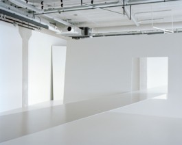 Flos Showroom Amsterdam, 2022. Retail Design made out of steel. Planning, Production and Installation of Steel Elements by ErtlundZull. Planning and Design by Sam Chermayeff Office and Arquitectura G. FLOS Team: Maikel Van Burik, Barbara Corti, Francesco Funari Structural Engineering: Bollinger+Grohmann. Photos by Maxime Delvaux ErtlundZull