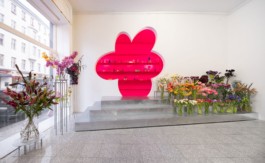 ErtlundZull planned and produced the new flower shop of Studio Linné in Berlin Kreuzberg, 2022. Under the creative direction of Ayscha Omar and Simon Ertl. Involving a cute steel counter, stairs, a floral portal to the pink showcasing room with a pink shelving, a moving freeform mirror and metal curtain with flower tiebacks inspired by an idea of Atefa Omar. Development, production and installation by ErtlundZull. Photos by Studio Bowie. ErtlundZull