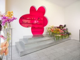 ErtlundZull planned and produced the new flower shop of Studio Linné in Berlin Kreuzberg, 2022. Under the creative direction of Ayscha Omar and Simon Ertl. Involving a cute steel counter, stairs, a floral portal to the pink showcasing room with a pink shelving, a moving freeform mirror and metal curtain with flower tiebacks inspired by an idea of Atefa Omar. Development, production and installation by ErtlundZull. Photos by Studio Bowie. ErtlundZull