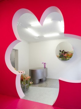 ErtlundZull planned and produced the new flower shop of Studio Linné in Berlin Kreuzberg, 2022. Under the creative direction of Ayscha Omar and Simon Ertl. Involving a cute steel counter, stairs, a floral portal to the pink showcasing room with a pink shelving, a moving freeform mirror and metal curtain with flower tiebacks inspired by an idea of Atefa Omar. Development, production and installation by ErtlundZull. Photos by Studio Bowie. ErtlundZull