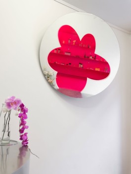 ErtlundZull planned and produced the new flower shop of Studio Linné in Berlin Kreuzberg, 2022. Under the creative direction of Ayscha Omar and Simon Ertl. Involving a cute steel counter, stairs, a floral portal to the pink showcasing room with a pink shelving, a moving freeform mirror and metal curtain with flower tiebacks inspired by an idea of Atefa Omar. Development, production and installation by ErtlundZull. Photos by Studio Bowie. ErtlundZull