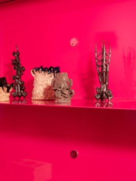 ErtlundZull planned and produced the new flower shop of Studio Linné in Berlin Kreuzberg, 2022. Under the creative direction of Ayscha Omar and Simon Ertl. Involving a cute steel counter, stairs, a floral portal to the pink showcasing room with a pink shelving, a moving freeform mirror and metal curtain with flower tiebacks inspired by an idea of Atefa Omar. Development, production and installation by ErtlundZull. Photos by Studio Bowie. ErtlundZull