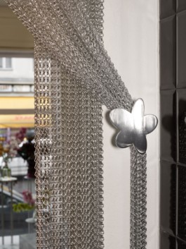 ErtlundZull planned and produced the new flower shop of Studio Linné in Berlin Kreuzberg, 2022. Under the creative direction of Ayscha Omar and Simon Ertl. Involving a cute steel counter, stairs, a floral portal to the pink showcasing room with a pink shelving, a moving freeform mirror and metal curtain with flower tiebacks inspired by an idea of Atefa Omar. Development, production and installation by ErtlundZull. Photos by Studio Bowie. ErtlundZull